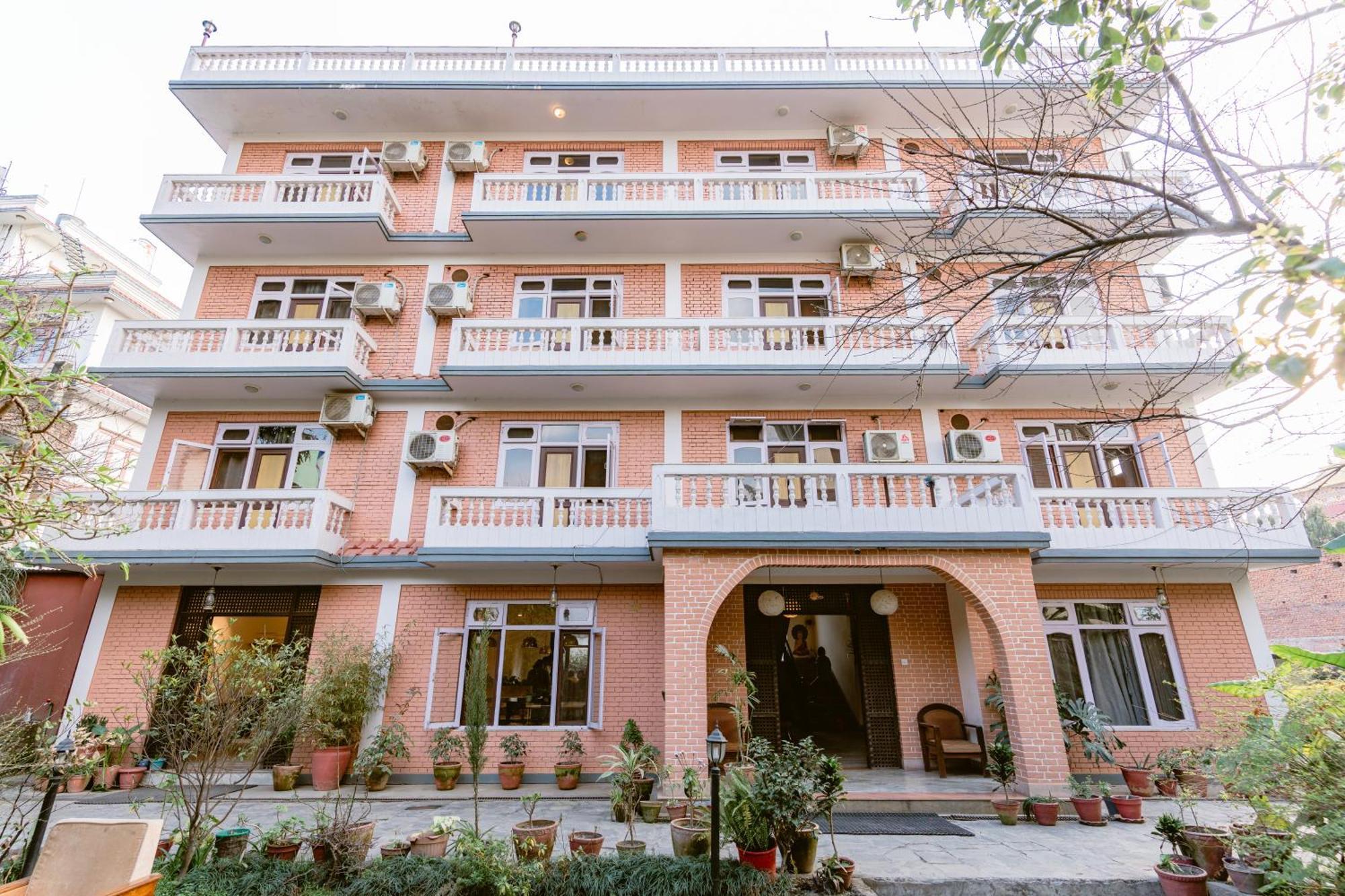 Hotel Cloud 9 Garden Katmandú Exterior foto